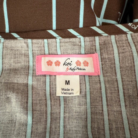 Koi Kathy Peterson Scrub Top Medium Geometric Print Empire Waist - Picture 7 of 7